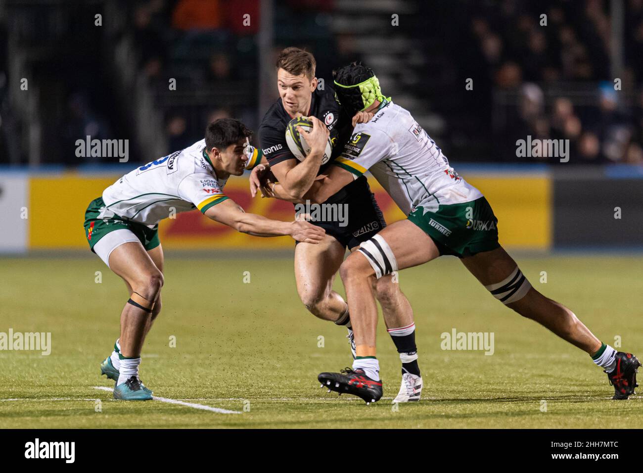 LONDRA, Regno Unito. 23th Jan 2022. Alex Lewington di Saracens (centro) è affrontato durante LA EPCR Challenge Cup R4 Saracens vs London Irish allo StoneX Stadium domenica 23 gennaio 2022 a LONDRA, Regno Unito. Credit: Taka G Wu/Alamy Live News Foto Stock