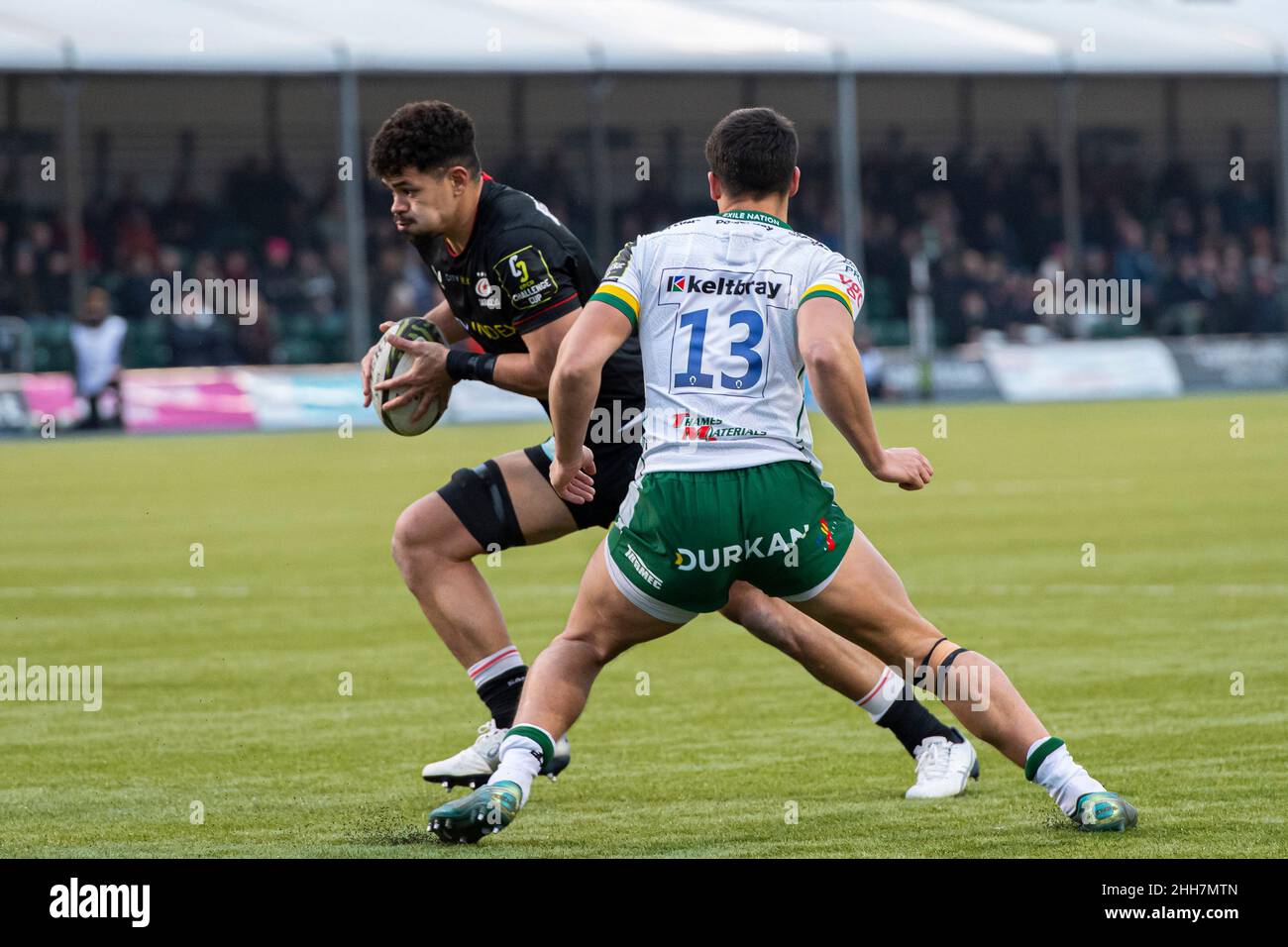 LONDRA, Regno Unito. 23th Jan 2022. Theo McFarland di Saracens (a sinistra) in azione durante L'EPCR Challenge Cup R4 Saracens vs London Irish allo StoneX Stadium domenica 23 gennaio 2022 a LONDRA, Regno Unito. Credit: Taka G Wu/Alamy Live News Foto Stock