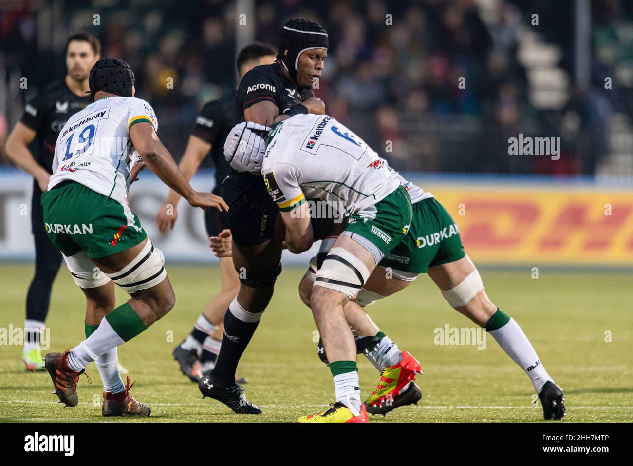 LONDRA, Regno Unito. 23th Jan 2022. Maro Itoje di Saracens (centro) è affrontato durante L'EPCR Challenge Cup R4 Saracens vs London Irish allo StoneX Stadium domenica 23 gennaio 2022 a LONDRA, Regno Unito. Credit: Taka G Wu/Alamy Live News Foto Stock