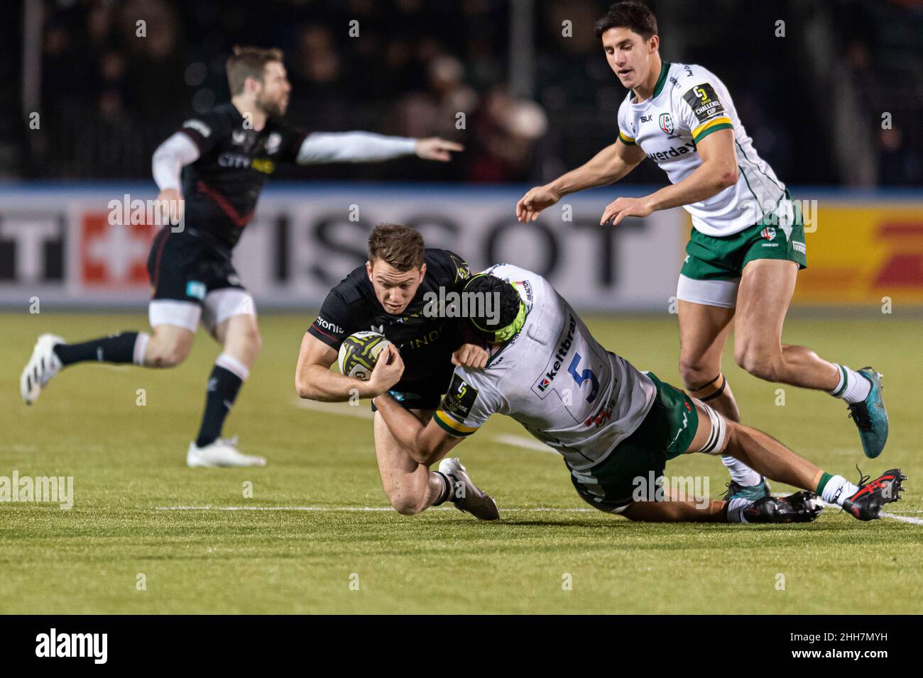 LONDRA, Regno Unito. 23th Jan 2022. Alex Lewington di Saracens (centro) è affrontato durante LA EPCR Challenge Cup R4 Saracens vs London Irish allo StoneX Stadium domenica 23 gennaio 2022 a LONDRA, Regno Unito. Credit: Taka G Wu/Alamy Live News Foto Stock