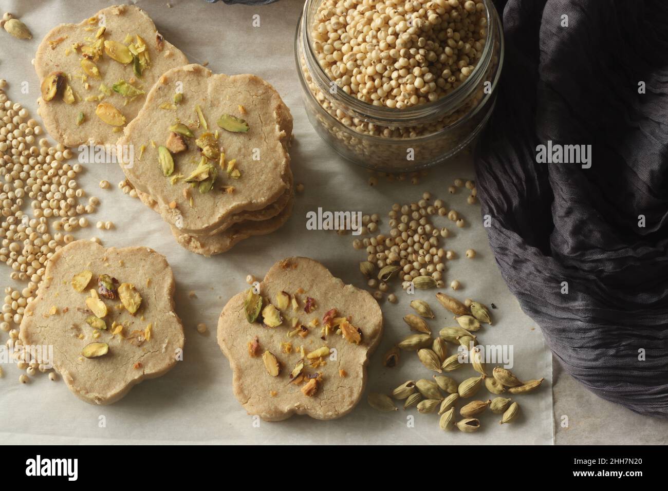 Biscotti di ghee di sorgo. Biscotti di ghee con farina di sorgo guarnita con pistacchi. Comunemente chiamato Nankhatai. Biscotti frolla originari del Foto Stock