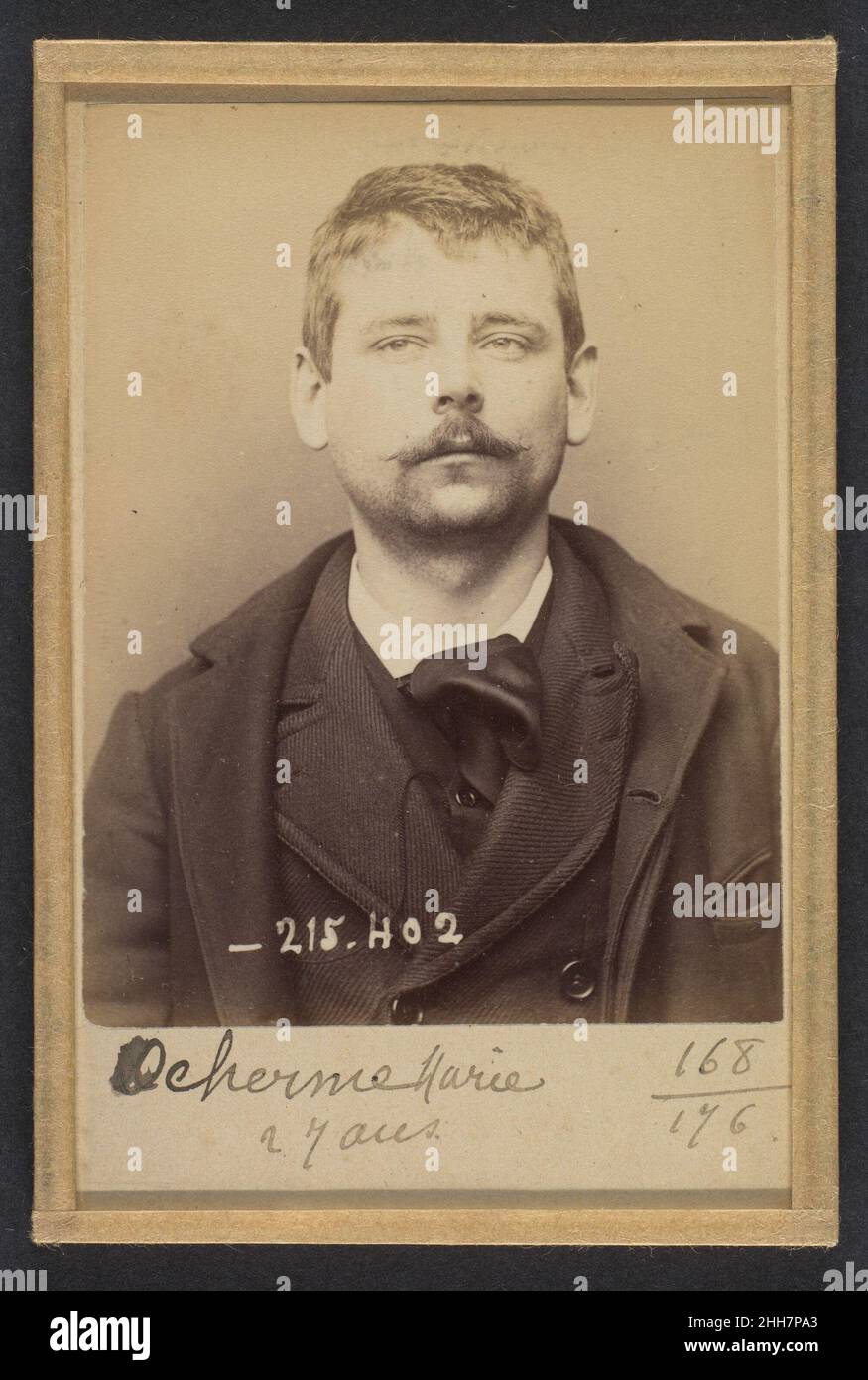 Deherme. Maria, Adolphe. 26 ans, né à Paris XVIIe. Publiciste. Anarchiste. 9/3/94. 1894 Alphonse Bertillon nato in un'illustre famiglia di scienziati e statistici, Bertillon iniziò la sua carriera come impiegato nell'Ufficio di identificazione della Prefettura di Parigi di polizia nel 1879. Incaricato di mantenere un registro affidabile dei trasgressori da parte della polizia, ha sviluppato il primo moderno sistema di identificazione penale. Il sistema, che divenne noto come Bertillonage, aveva tre componenti: La misurazione antropometrica, la descrizione verbale precisa delle caratteristiche fisiche del prigioniero e il phot standardizzato Foto Stock