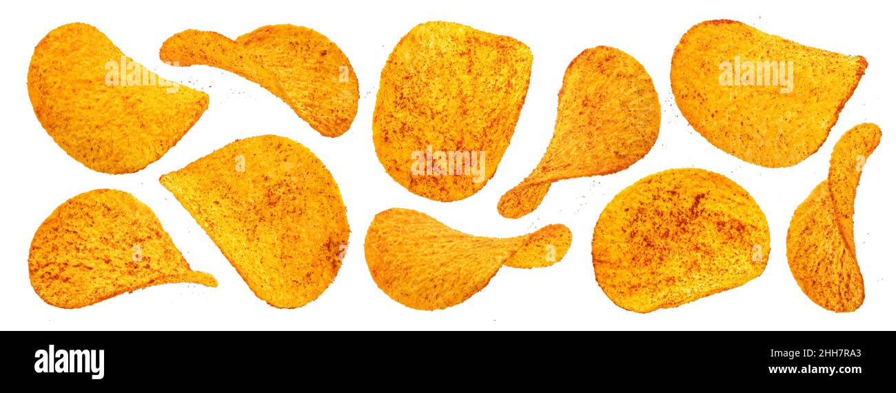 Spicy potato chips isolati su sfondo bianco Foto Stock