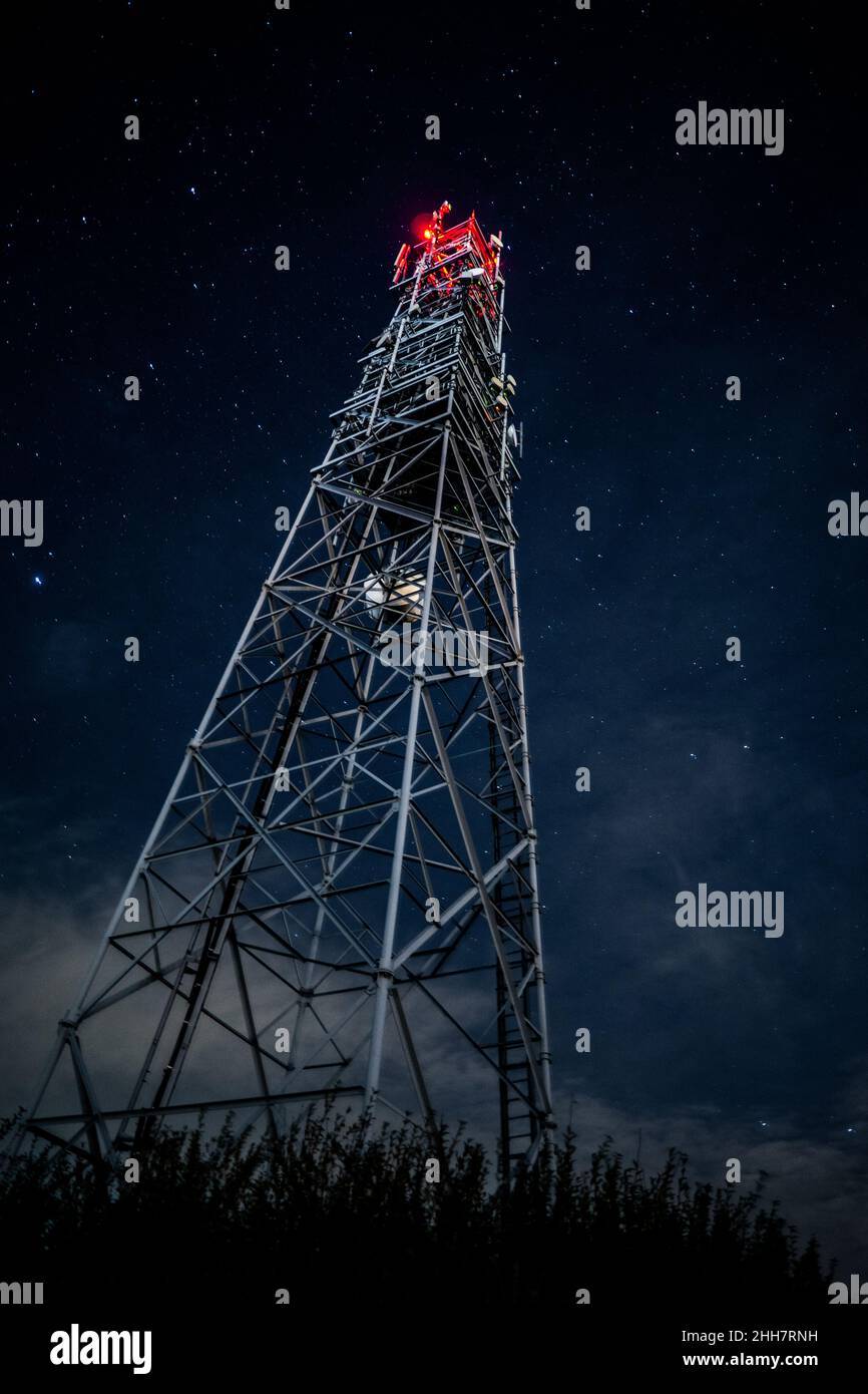 Torre per sistemi di comunicazione mobile 4g e 5g sullo sfondo del cielo stellato. Stazione base cellulare di notte Foto Stock