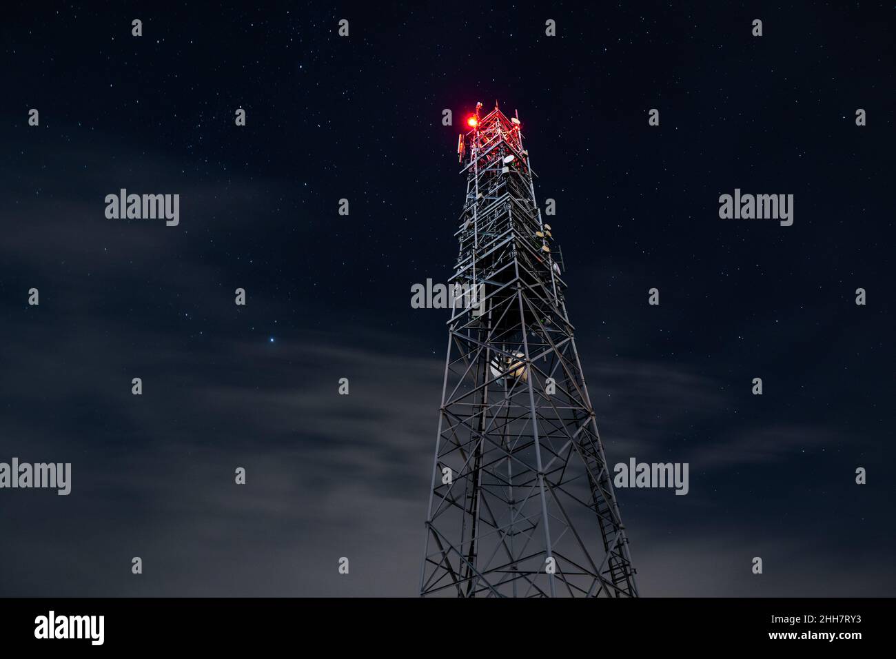 Torre per sistemi di comunicazione mobile 4g e 5g sullo sfondo del cielo stellato. Stazione base cellulare di notte Foto Stock