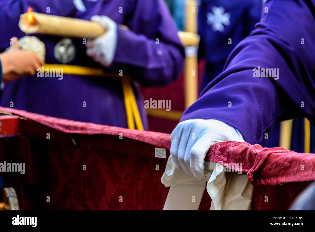 Un penitente riposa in attesa di riprendere la marcia nella processione di Gesù il Nazareno a Huelva, Spagna Foto Stock