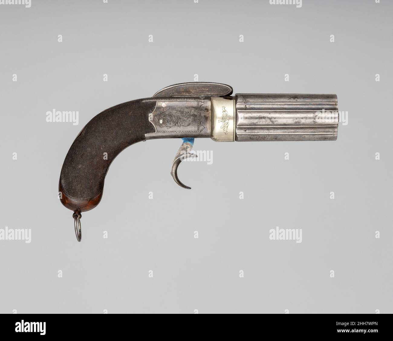 Pistola per primer per dischi Pepperbox a sei barrelati con custodia e accessori ca. 1840–1850 Joseph Rock Cooper questo tipo di pistola è comunemente chiamato pepperbox, la sua caratteristica distintiva è un gruppo girevole di barili a tutta lunghezza. Sono stati prodotti in gran numero in Inghilterra nel 1830s-50s e sono stati i primi rivoltatori inglesi ad utilizzare il sistema di accensione a percussione, anche se i primi esempi della scatola di pepperbox inglese risalgono ai primi del 1800s e hanno impiegato flintlock. Essi sono comunemente dotati di sei o sette barili macchina alesata da un unico pezzo di acciaio, e un blocco scatola con un martello a barra alla parte superiore del fr Foto Stock