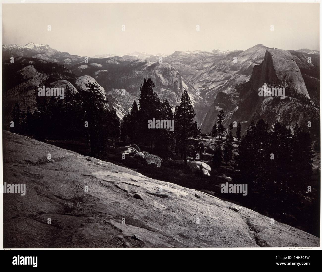 Vista dal Sentinel Dome, Yosemite 1865–66 Carleton E. Watkins American Carleton Watkins ha fatto il suo nome con vedute della Yosemite Valley, che ha fotografato ripetutamente per un periodo di vent'anni, a partire dal 1861. A quel tempo era un virtuoso praticante del difficile processo di wet-collodion utilizzando lastre di vetro 'mammoth', che rendevano la vastità del paesaggio e i suoi infiniti dettagli con portata e chiarezza insuperabili. Durante una visita a Yosemite nel 1865-66, Watkins salì al Sentinel Dome. Ha fatto una serie di tre fotografie di questa vista senza pari, ciascuna un integrale, self-s Foto Stock