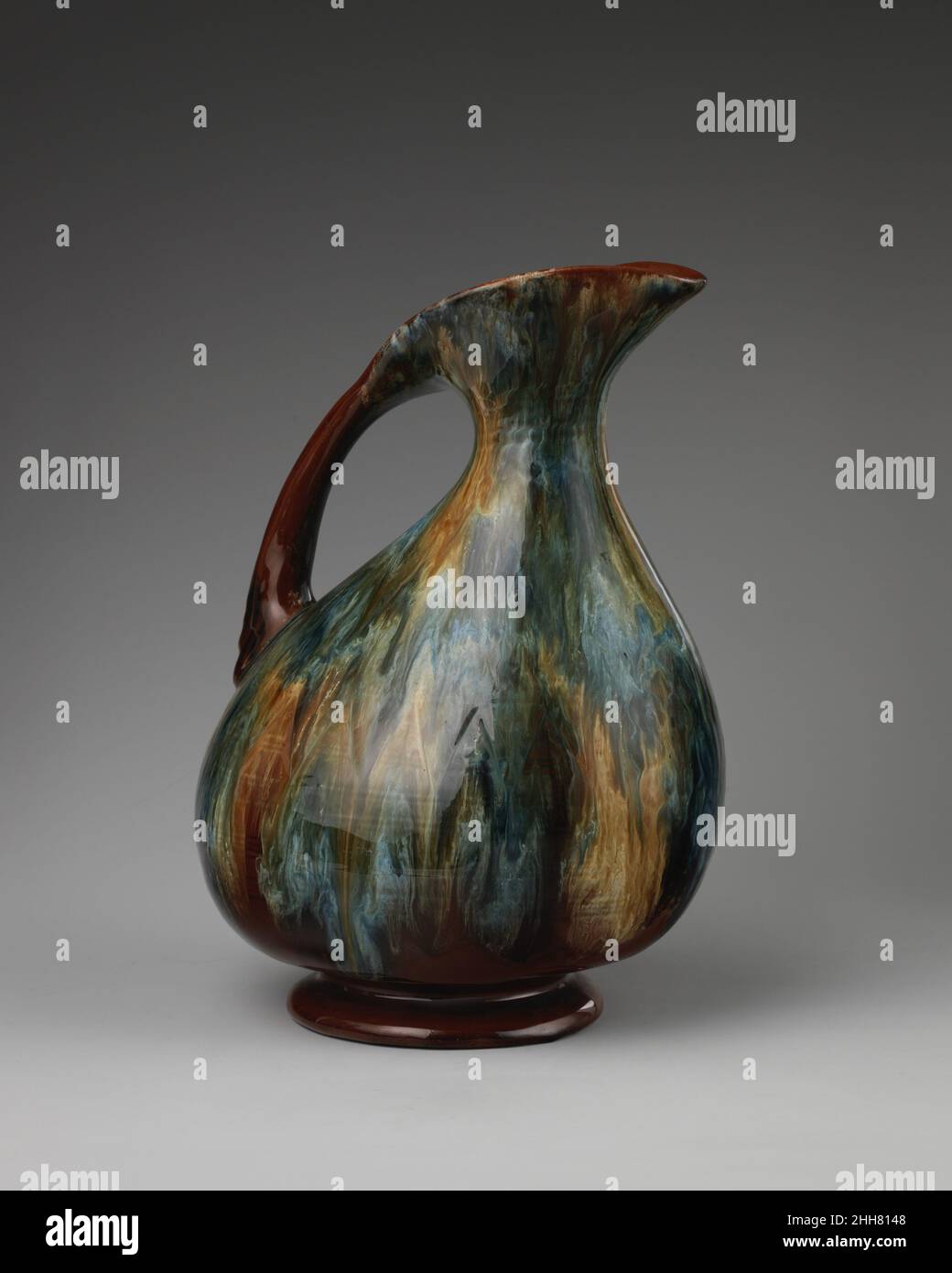 Caraffa 1879–82 Linthorpe Pottery Works British la forma di questa caraffa è probabilmente basata su ceramica minoica o cicladica, così come molti disegni di Dresser per Linthorpe Art Pottery. Tuttavia, ceramiche asiatiche, messicane, peruviane e figiane, Oltre ai manufatti preistorici e dell'età del bronzo trovati nello Yorkshire, sono stati anche fonti di ispirazione per le opere di Dresser a Linthorpe.il viaggio di Dresser in Giappone nel 1876/77 ha avuto un profondo effetto sul suo approccio al design e sulla sua comprensione dei processi di produzione. Prima del suo viaggio, la sua produzione mostra una grande quantità di attenzione alla decorazione di superficie Foto Stock