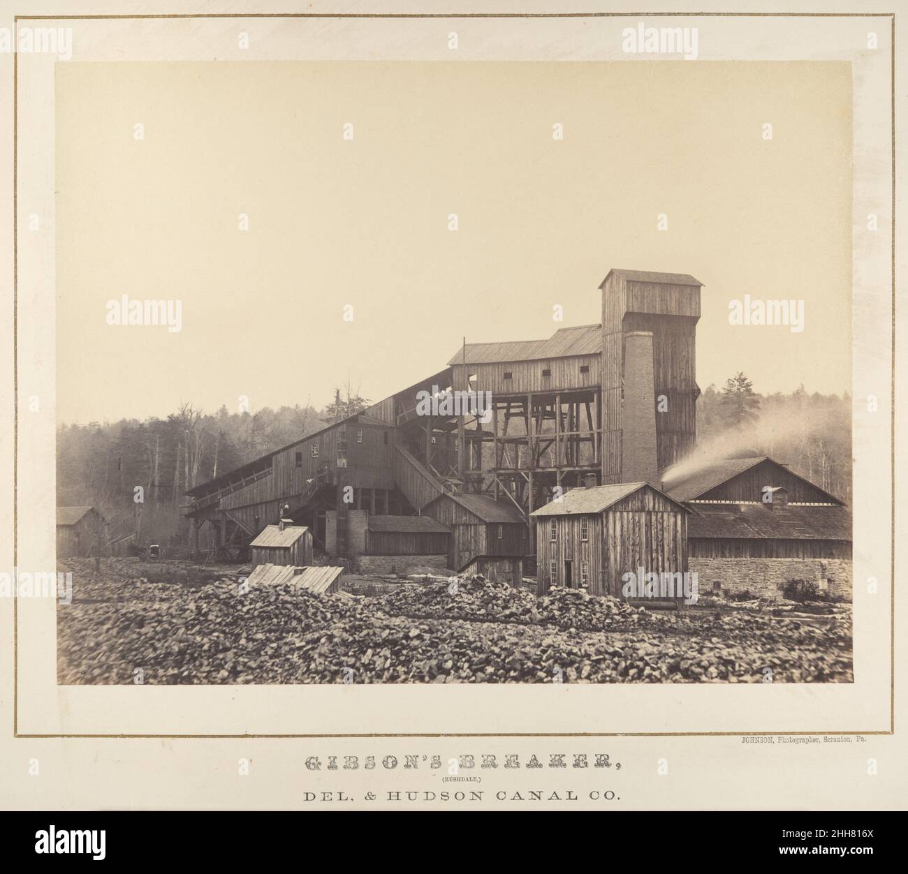 Gibson's Breaker, Rushdale, Pennsylvania 1860s Thomas H. Johnson American questo studio di un enorme demolitore di carbone di legno è stato prodotto per la Delaware e Hudson Canal Company, che è stata fondata nel 1823 per trasportare carbone di antracite dalle miniere di Carbondale, Pennsylvania, a New York City. La fotografia fornisce un antecedente visivo al lavoro di Charles Sheeler, Walker Evans, e dei fotografi tedeschi Bernd e Hilla Becher - l'inizio di una tradizione di documentazione del volgare industriale. Gibson's Breaker, Rushdale, Pennsylvania 283717 Foto Stock