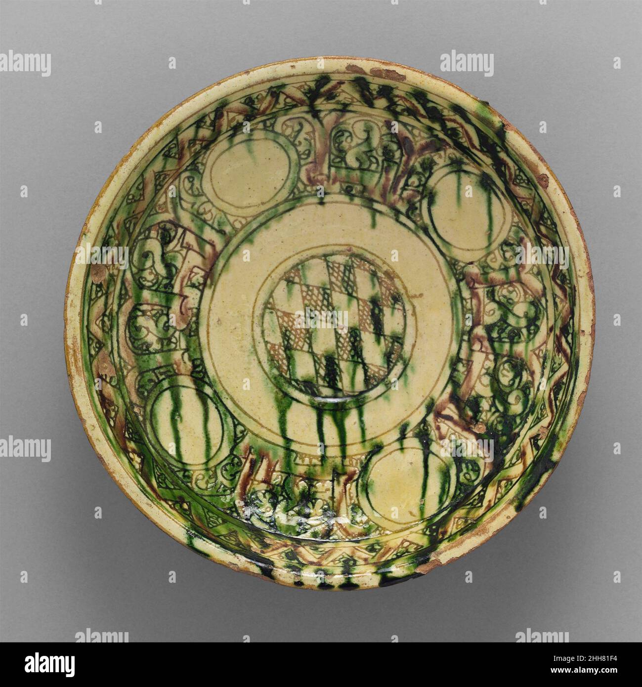 'Bamiyan Ware' ciotola 11th–12th secolo la ceramica decorata con disegni incisi e smalti colorati spruzzi era popolare nella maggior parte delle aree del mondo islamico. Questo piatto appartiene ad un gruppo di ceramiche che si dice si trovino nel sito di Shahr-i Ghulghula a Bamiyan in Afghanistan. Mentre questi lavori sono descritti solitamente come 'Bamiyan,' non ci è prova archeologica che sono stati prodotti là. Ciotola "Bamiyan Ware" 453342 Foto Stock