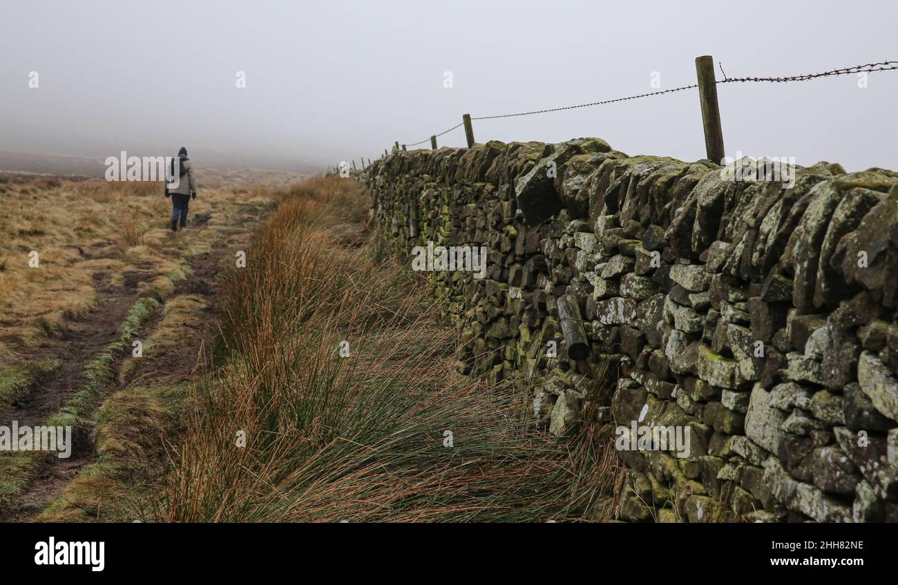 Un sentiero desolato e nebbia nella campagna inglese, Peak District. Foto Stock