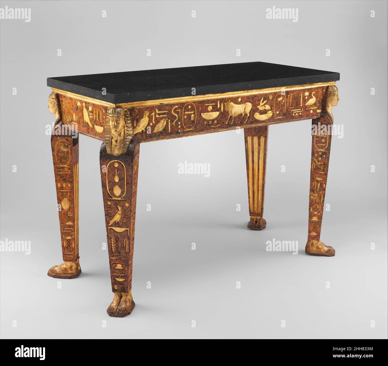 Tabella ca. 1775–80 Italiano, Roma arrivando da Dresda a Roma nel 1755, lo storico dell'arte classica Johann Joachim Winckelmann (1717–1768) entrò in un mondo diverso e intensamente stimolante. La sofisticata comunità internazionale vi si stabilì stava vivendo un fascino in rapida crescita con le antiche civiltà mediterranee. Come bibliotecario del collezionista cardinale Alessandro Albani (1692-1779), Winckelmann ha trascorso nove anni produttivi nell'intenso studio di opere etrusche, greche, classiche romane ed egiziane. Li trovò nelle gallerie, volte e giardini del palac romano Foto Stock