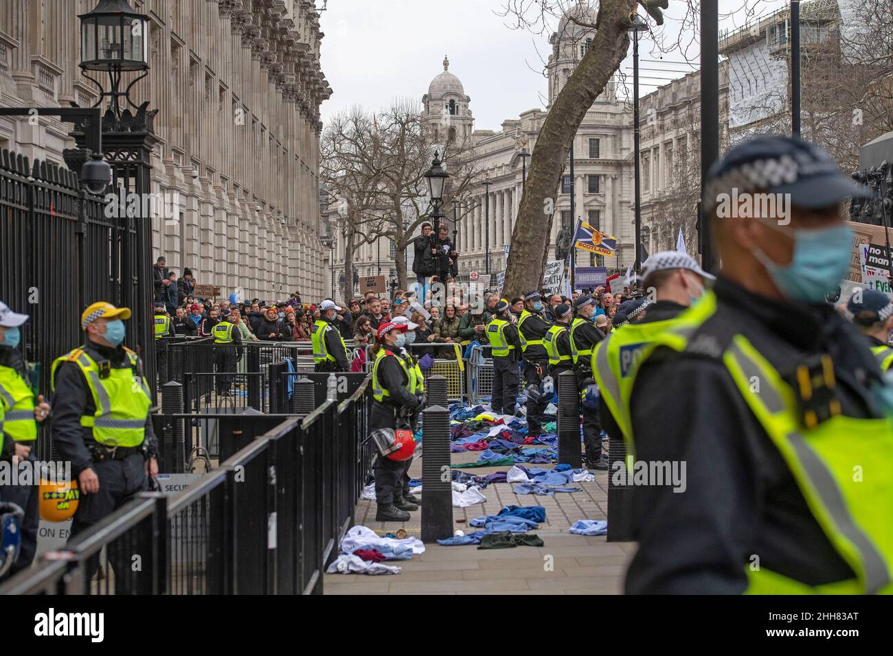 March for Freedom, London, UK - 22nd January 2022 ufficiali di polizia circondati da uniformi NHS scartate gettate sopra le barriere fuori Downing Street Foto Stock