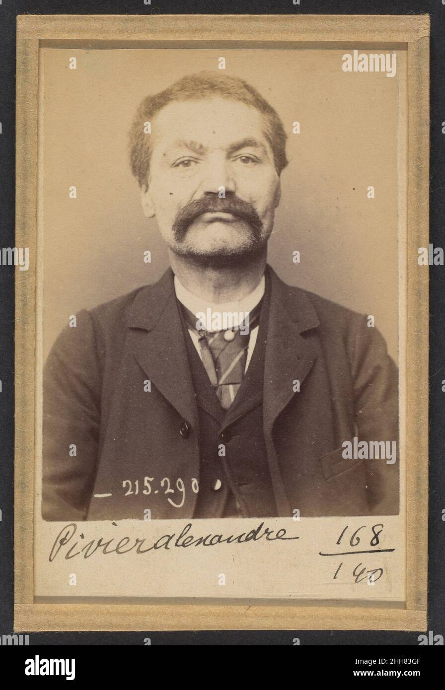 Pivier. Alexandre. 53 ans, né à Rochevan (Savoia). Tailleur d'habits. Anarchiste. 7/3/94. 1894 Alphonse Bertillon nato in un'illustre famiglia di scienziati e statistici, Bertillon iniziò la sua carriera come impiegato nell'Ufficio di identificazione della Prefettura di Parigi di polizia nel 1879. Incaricato di mantenere un registro affidabile dei trasgressori da parte della polizia, ha sviluppato il primo moderno sistema di identificazione penale. Il sistema, che divenne noto come Bertillonage, aveva tre componenti: Misurazione antropometrica, descrizione verbale precisa delle caratteristiche fisiche del prigioniero e standardizzazione Foto Stock