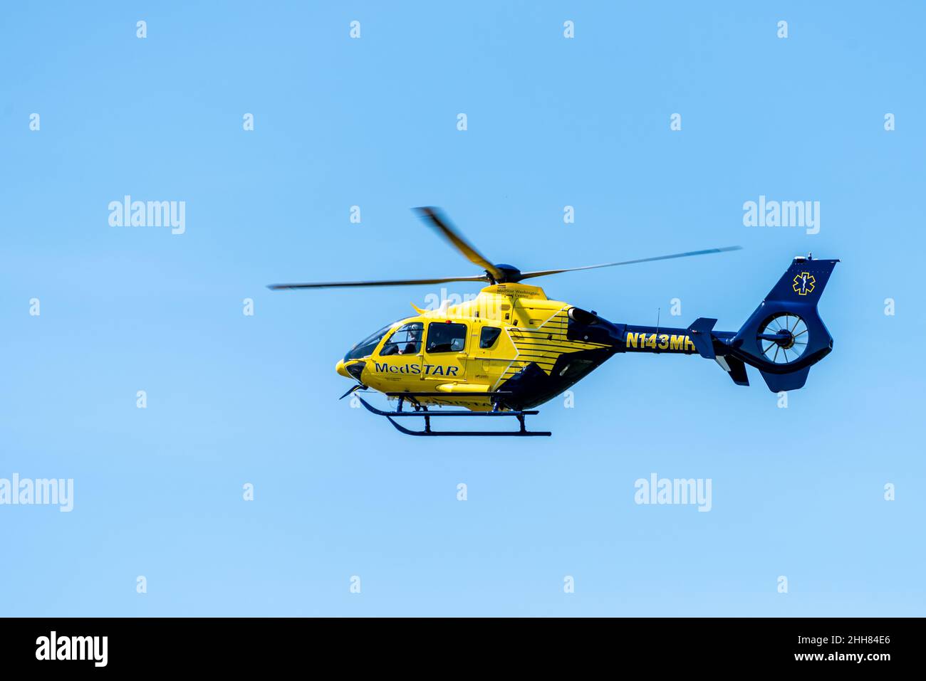 Elicottero Medstar sulla finale Approache Foto Stock