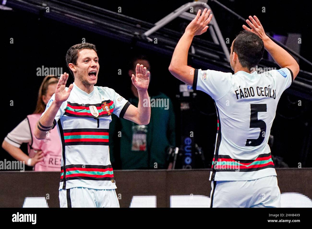 AMSTERDAM, PAESI BASSI - GENNAIO 23: Afonso Jesus of Portugal festeggia dopo aver segnato la sua squadra quarto gol, Fabio Cecilio del Portogallo durante il Futsal maschile Euro 2022 Group Una partita tra Portogallo e Paesi Bassi al Ziggo Dome il 23 Gennaio 2022 ad Amsterdam, Paesi Bassi (Foto di Jeroen Meuwsen/Orange Pictures) Foto Stock