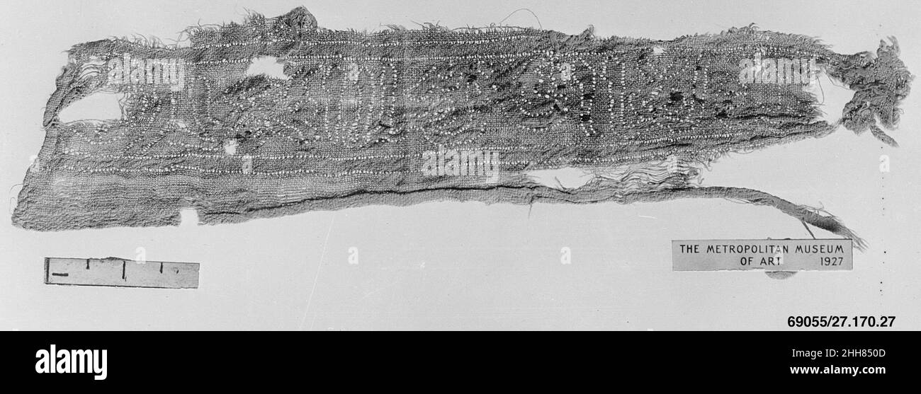 Frammento di banda 13th–14th secolo. Frammento di banda. 13th–14th secolo. Biancheria. Attribuito all'Egitto, Fustat. Tessuti ricamati Foto Stock