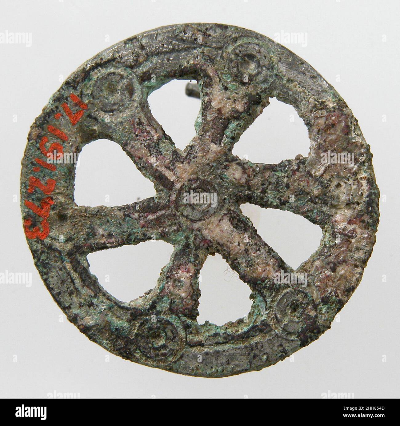 Apertura circolare piatta ornamento da una cinghia 100–300 romana. Apertura circolare piatta ornamento da cinghia 464980 romane, apertura circolare piatta ornamento da cinghia, 100?300, lega di rame argentata, totale: 15/16 x 1/4 poll. (2,4 x 0,7 cm). Il Metropolitan Museum of Art, New York. Dono di J. Pierpont Morgan, 1917 (17.191.273) Foto Stock