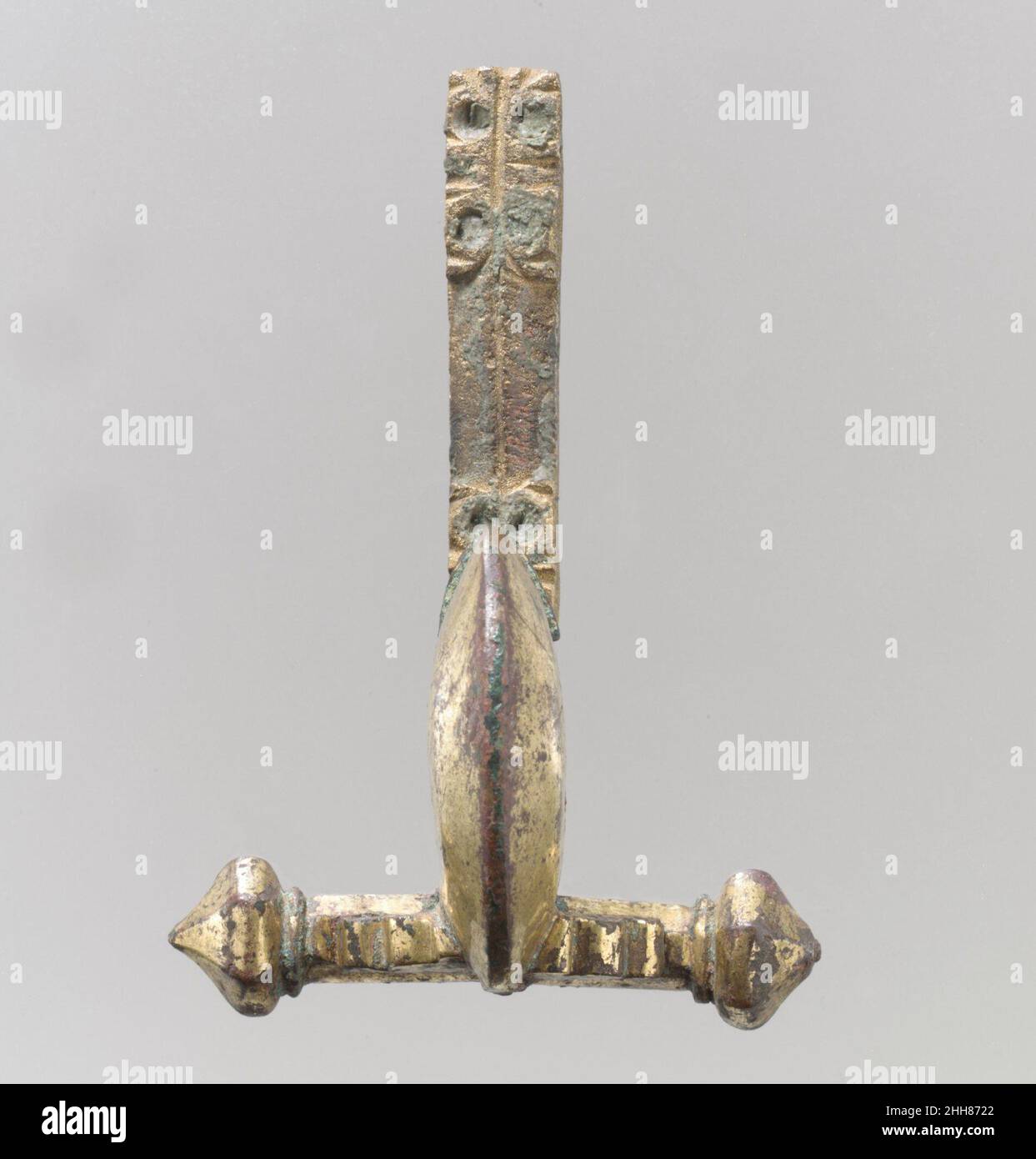 Crossbow Brooch 4th secolo tardo romano. Crossbow Brooch 464885 tardo romano, crossbow Brooch, 4th secolo, Bronzo-dorato, totale: 2 13/16 x 1 15/16 x 1 1/8 pollici (7,1 x 4,9 x 2,8 cm). Il Metropolitan Museum of Art, New York. Dono di J. Pierpont Morgan, 1917 (17.191.189) Foto Stock