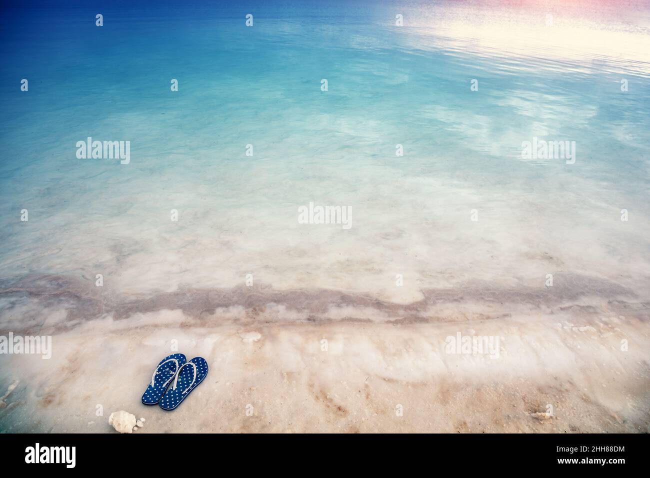 Sandali flip-flop sulla spiaggia del Mar Morto Foto Stock