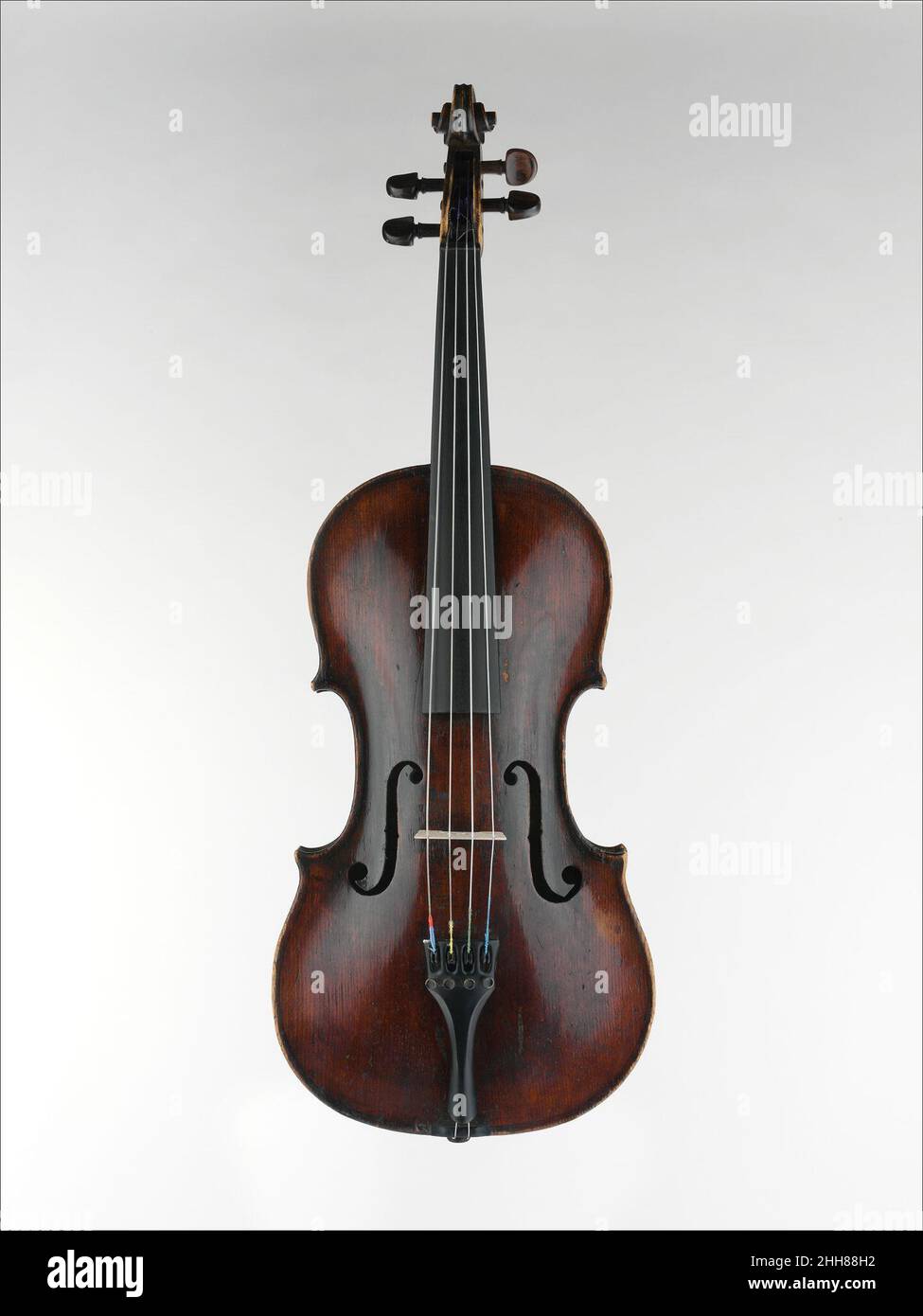 Viola 1757 Robert Horne British questa viola è il più antico strumento di famiglia di violini americani. Lo strumento è stato costruito da Robert Horne, a New York City, e segue il modello inglese di liuteria, che è caratterizzato da un'alta arching sia sul ventre che sul retro.viola di medie dimensioni; la parte superiore (originale) è costituita da due parti di abete rosso con ampi anelli di crescita, viola dipinta, fori F verticali; lati (originale): i lati inferiori sono divisi, non inseriti in una scanalatura del fondo; il fondo (originale): una parte; un quarto della parte inferiore degli alti è una sostituzione successiva, fatta con la ristrutturazione Foto Stock