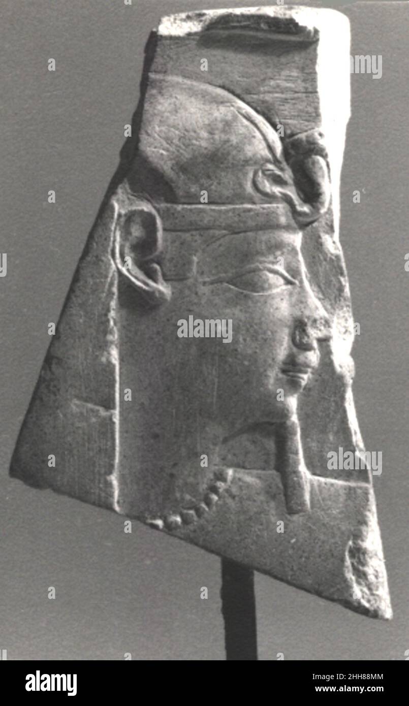 Targa con testa di rilievo di un re 522–30 a.C. periodo tardo-periodo tolemaico. Targa con testa di rilievo di un re. 522–30 A.C. Calcare. Periodo ritardato – periodo tolemaico. Dall'Egitto Foto Stock