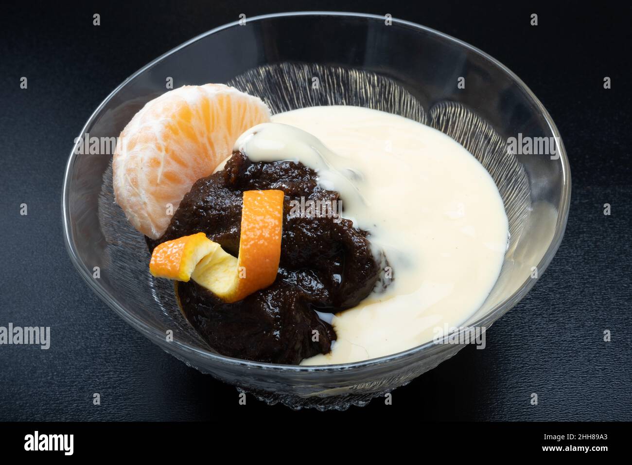 Helsinki / Finlandia - 23 GENNAIO 2022: Cucina tradizionale finlandese - tipicamente a base di segale Mämmi è mangiato intorno a Pasqua con crema o crema fresca. Foto Stock