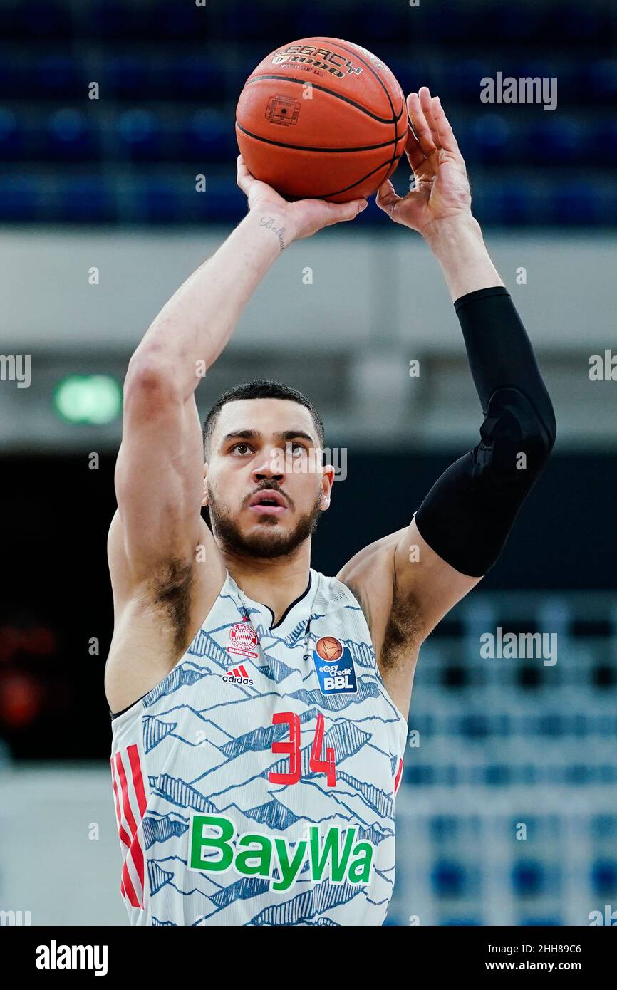 Heidelberg, Germania. 23rd Jan 2022. Pallacanestro: Bundesliga, MLP accademici Heidelberg - FC Bayern München, Hauptrude, Matchday 18, SNP-Dome. Gavin Schilling di Monaco spara un cestino. Credit: Uwe Anspach/dpa/Alamy Live News Foto Stock