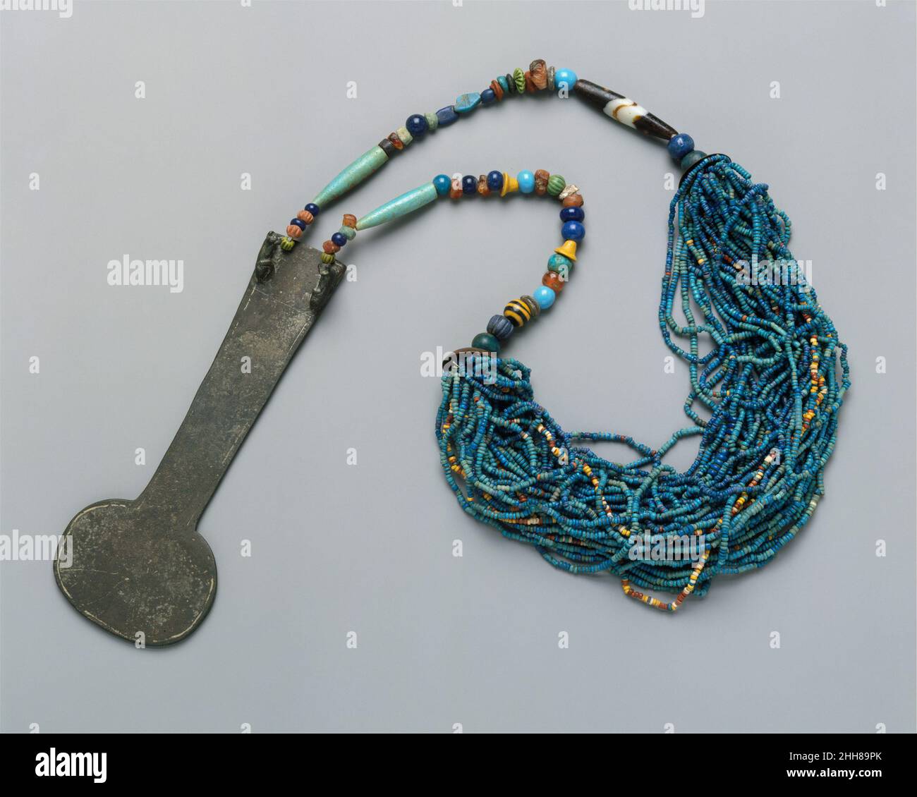 Collana Menat da Malqata ca. 1390–1353 a.C. nuovo regno Una collana menat è  costituita da una pesante contropoise a forma di toppa (menat) e da molti  fili di perline. Anche se la