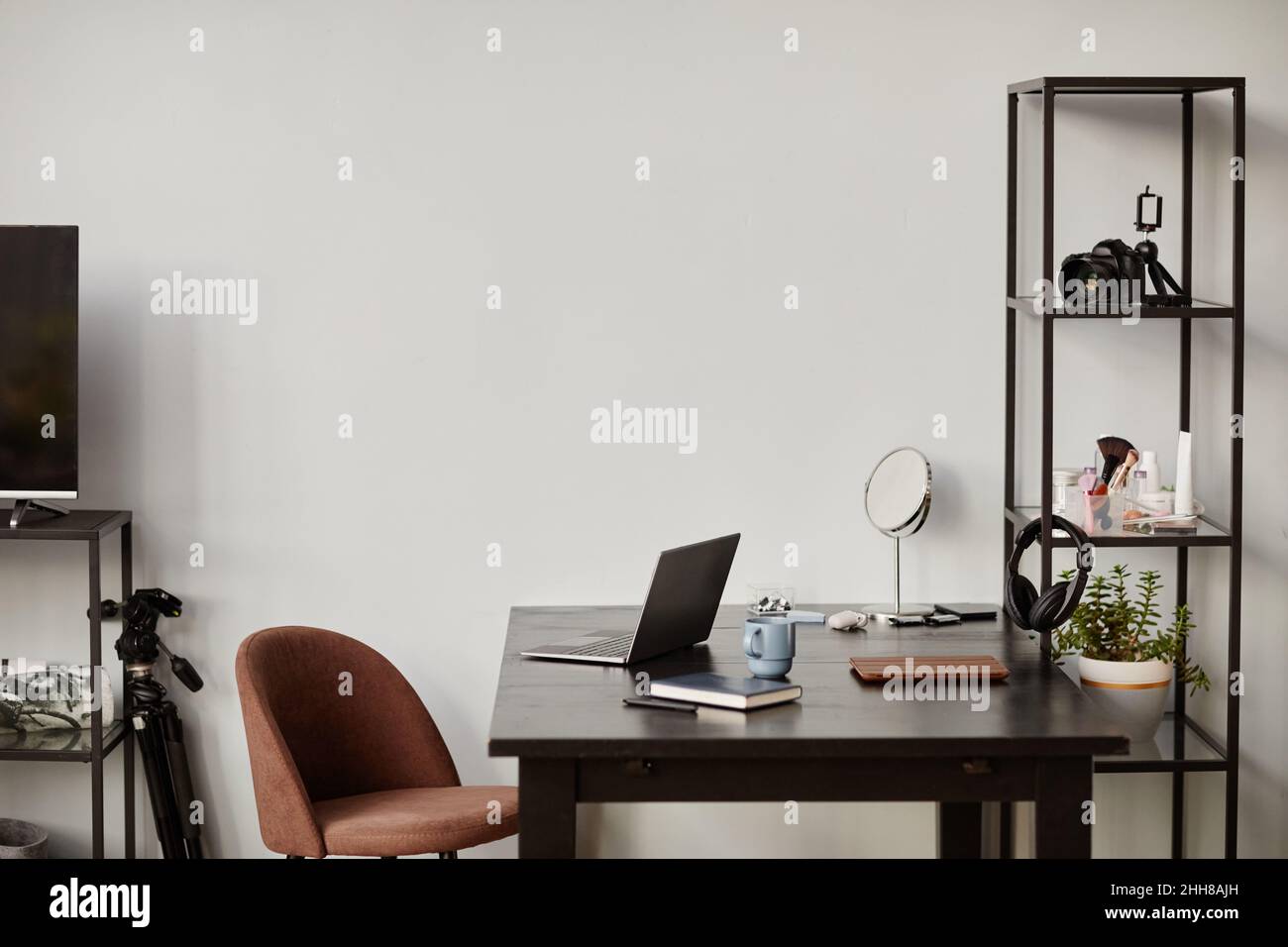 Immagine di sfondo di un ambiente di lavoro domestico minimo con elementi di design loft e spazio di copia Foto Stock