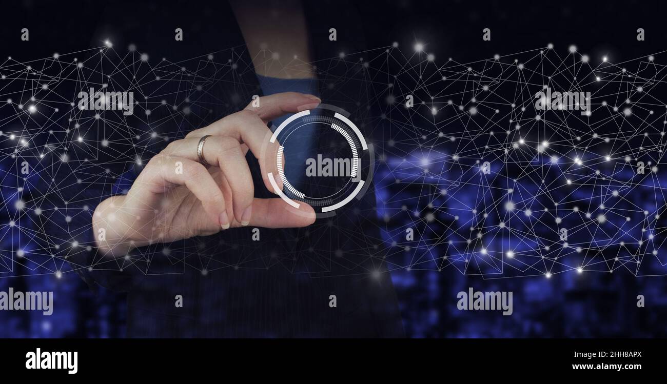 Appendi la mano ologramma digitale segno circolare diagramma sulla città scuro sfondo sfocato. Supporto tecnico Servizio clienti Business Technology Internet Foto Stock