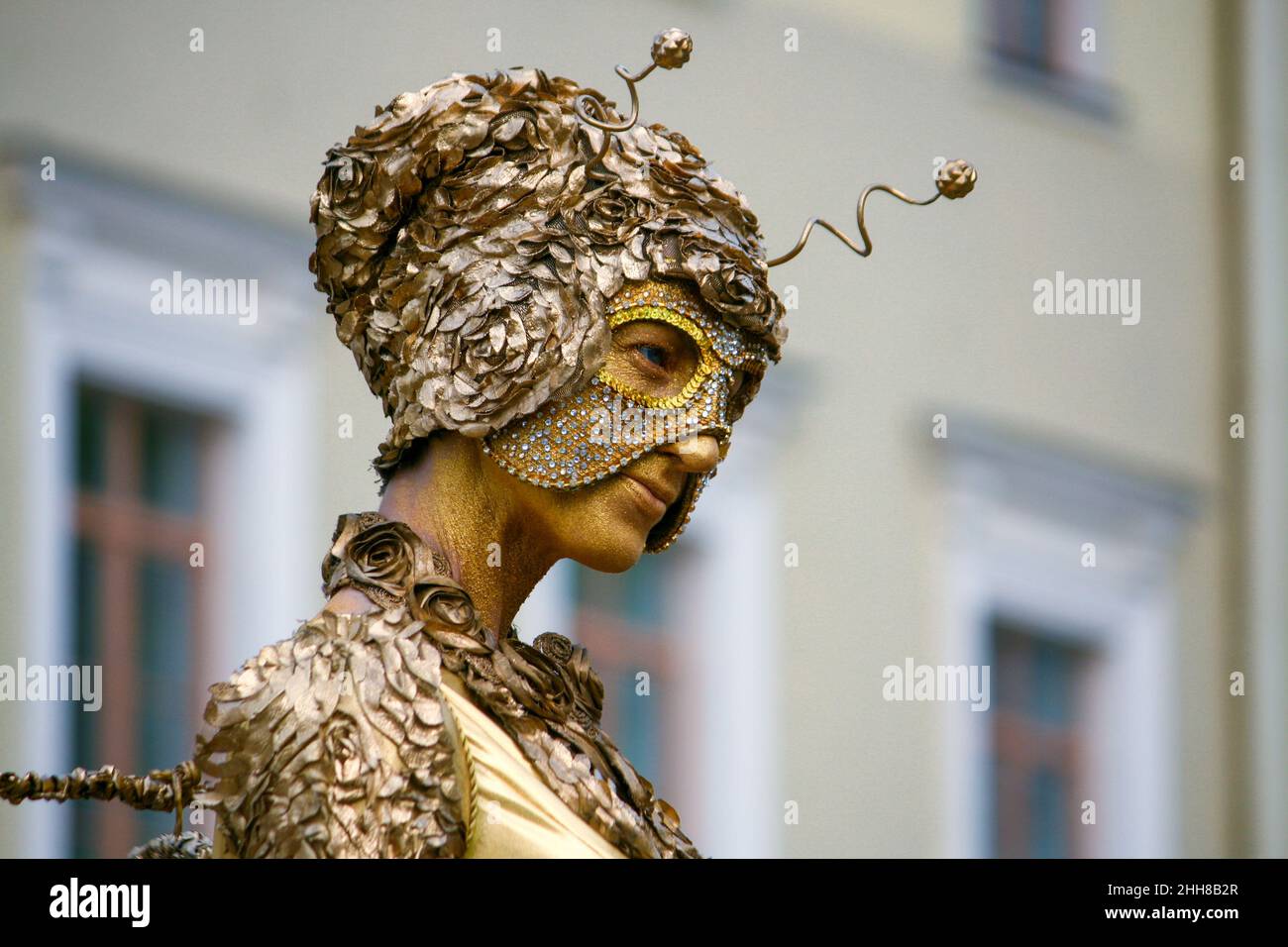 Scultura dal vivo. Golden Fairy. Verticale. Spettacolo stradale. Artista di strada. Minsk (Bielorussia) Foto Stock