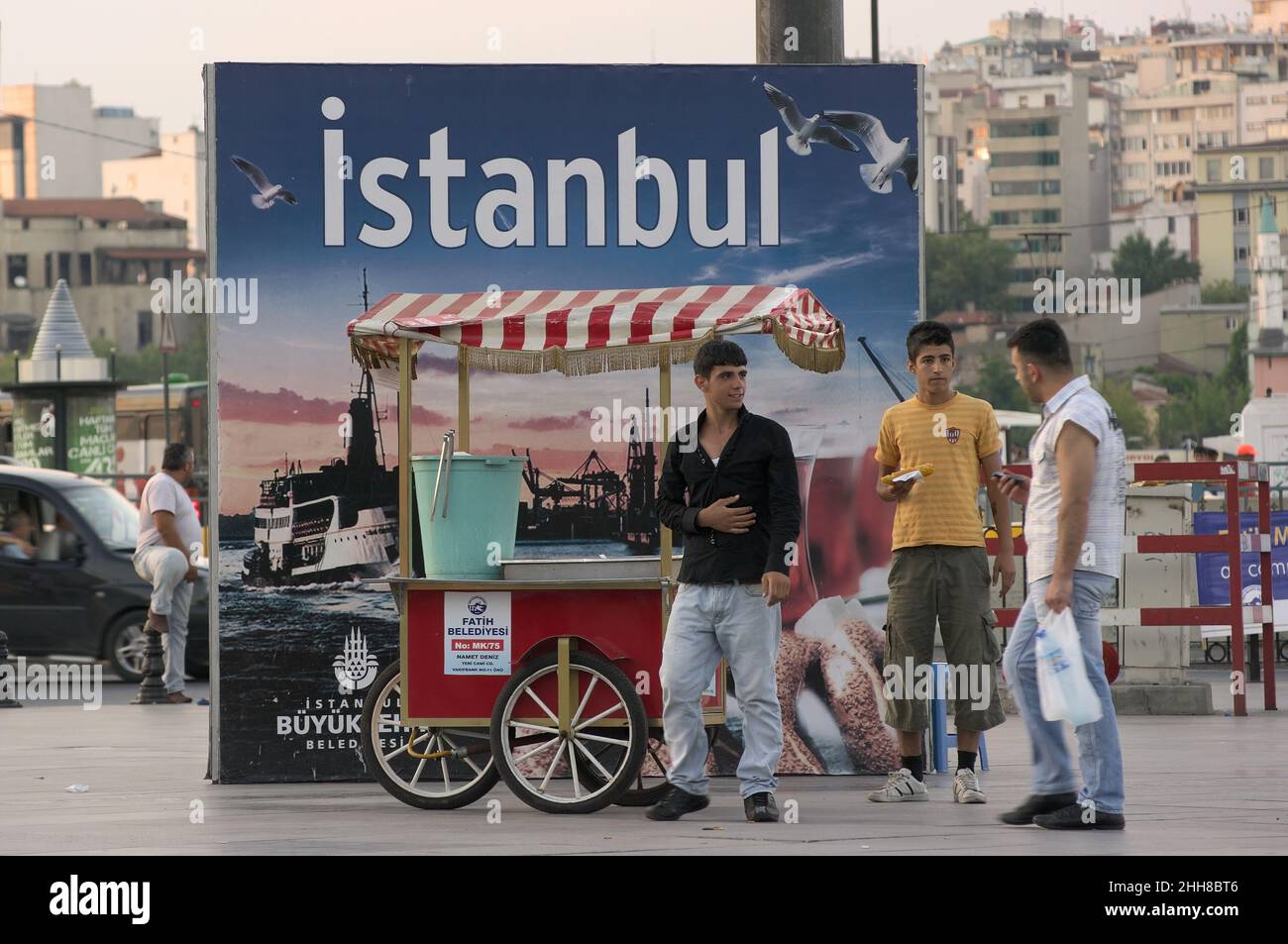 Vita quotidiana a Istanbul Street scene un giovane venditore di strada e altri due ragazzi Foto Stock