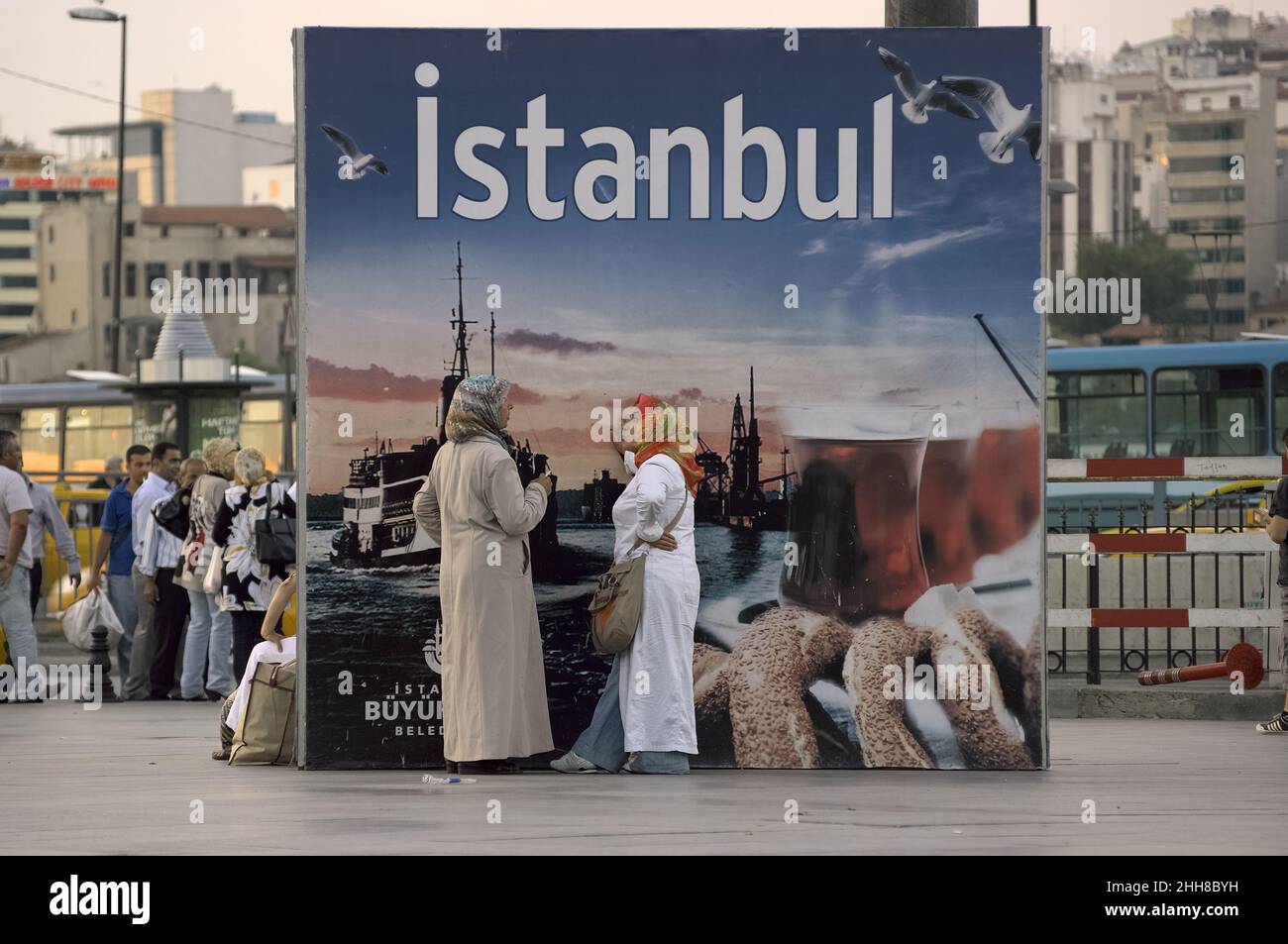 Vita quotidiana a Istanbul scena di strada di due donne che parlano Foto Stock