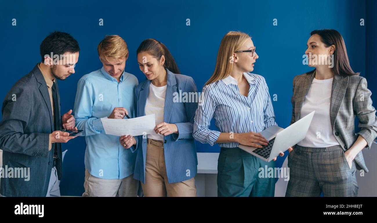 I giovani sono coinvolti in attività aziendali collaborative. Foto Stock