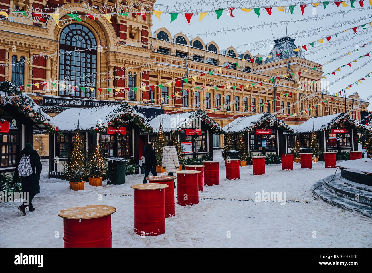 Fiera di Natale a Nizhny Novgorod. Decorazioni festive e splendidi padiglioni. Sala espositiva della Fiera di Nizhegorodskaya Yarmarka. Foto Stock