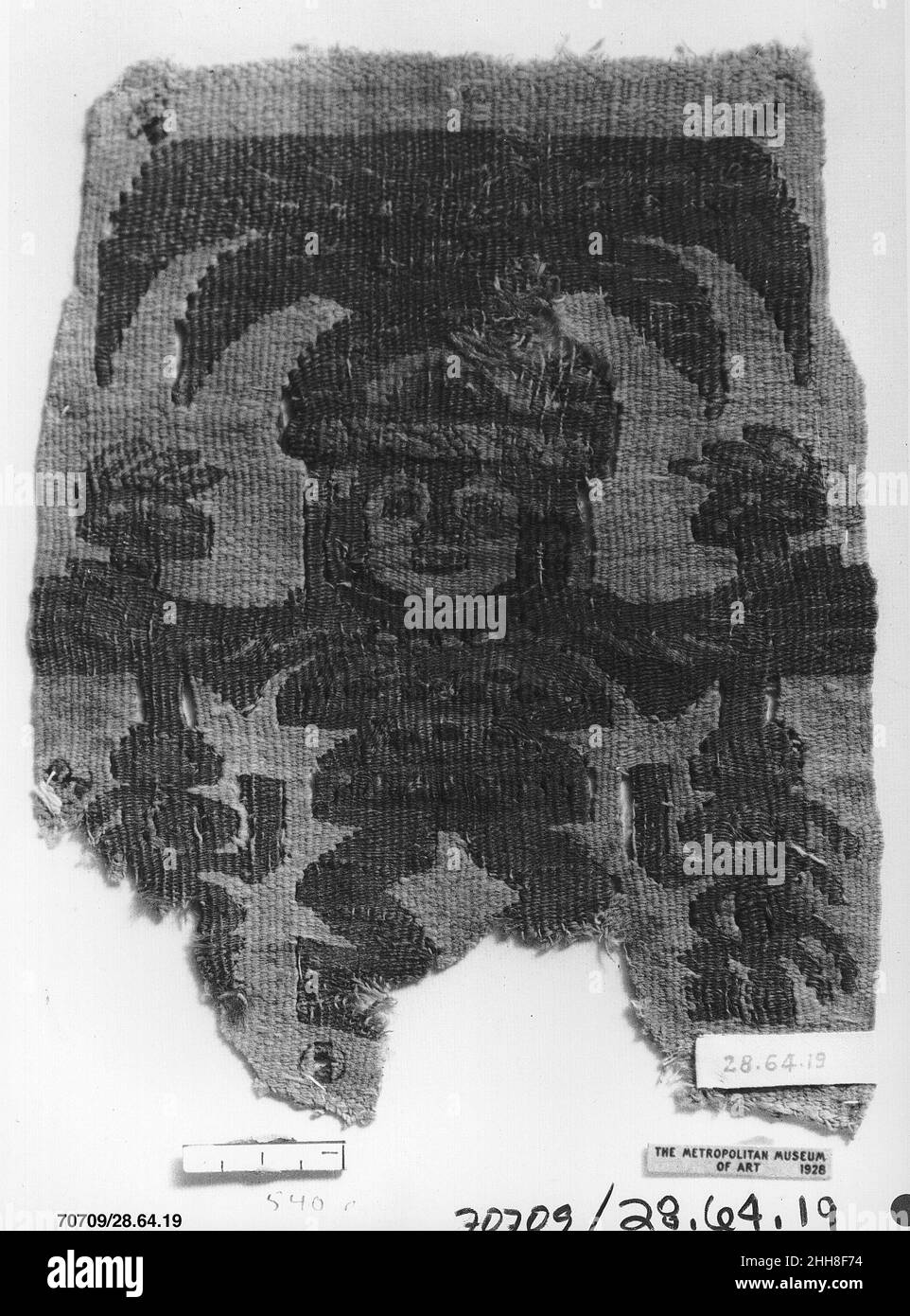 Frammento di arazzo con Plumed Figura 9th–13th Lambayeque secolo (Sicán). Frammento di arazzo con Plumed Figura 307925 Foto Stock