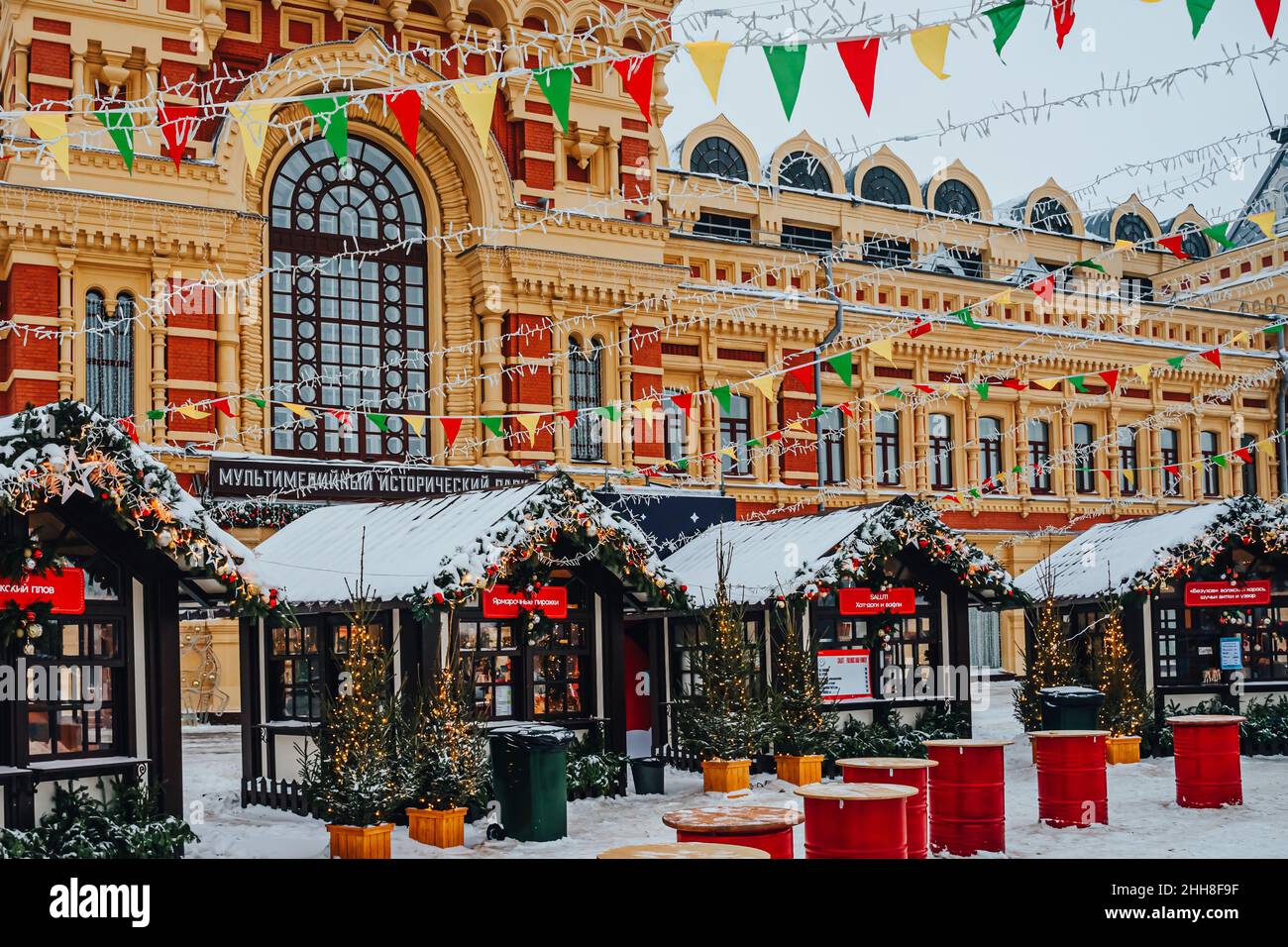 Nizhny Novgorod, Russia. Gennaio 03, 2022. Fiera di Natale a Nizhny Novgorod. Decorazioni festive e splendidi padiglioni. Sala espositiva della Fiera di Nizhegorodskaya Yarmarka Foto Stock