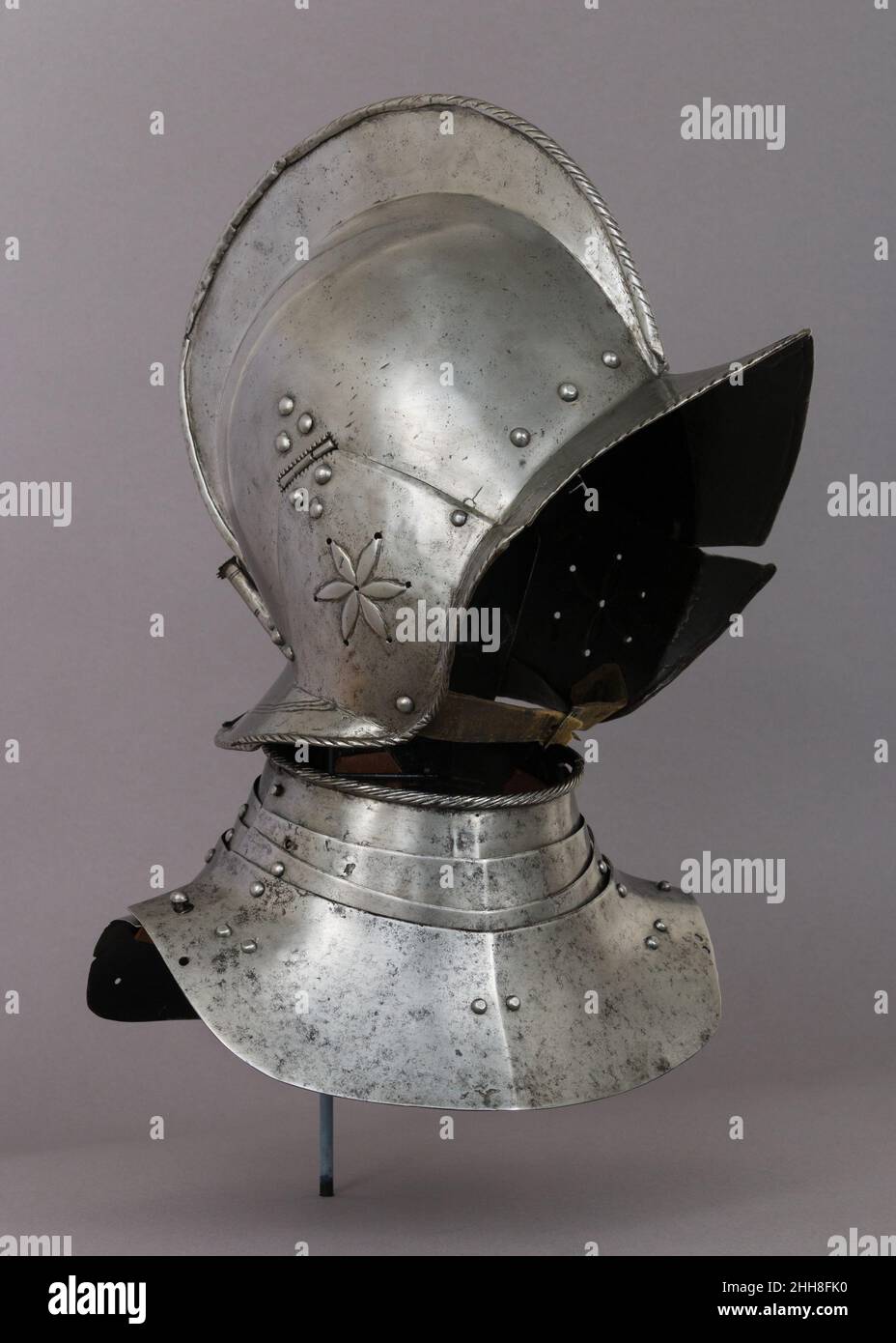 Casco e Gorget ca. 1525–75 tedesco. Casco e Gorget. Tedesco. CA. 1525–75. Acciaio, cuoio, lega di rame. Componenti Armor Foto Stock Casco e Gorget ca. 1525–75 tedesco. Casco e Gorget. Tedesco. CA. 1525–75. Acciaio, cuoio, lega di rame. Componenti Armor Foto Stock