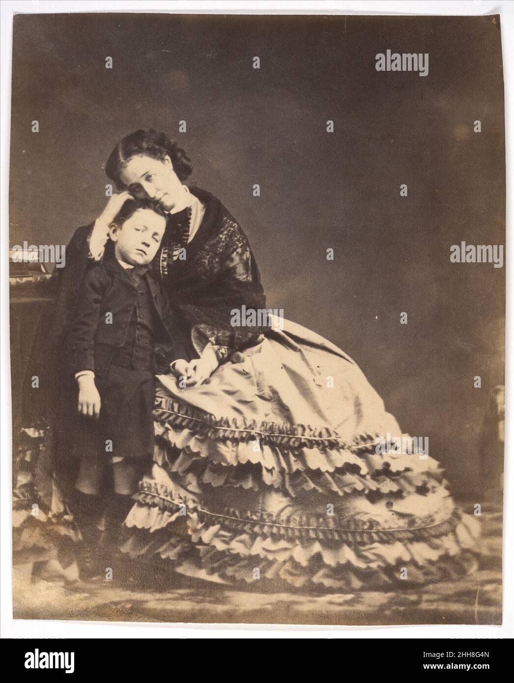 [Imperatrice Eugénie e il Principe Imperiale] 1862 attribuita a Francis-Benjamin-Maria Delesser Francese un ritratto intimo piuttosto che ufficiale, questa fotografia è da un fotografo amatoriale aristocratico che aveva accesso alla corte imperiale. Come suo cugino Édouard, visto all'estrema sinistra nella Presentazione del Principe Imperiale di Olympe Aguado (2005.100.175), Benjamin Delessert probabilmente imparò la fotografia nello studio di Gustave LeGray.. [Imperatrice Eugénie e il Principe Imperiale] 286695 Foto Stock