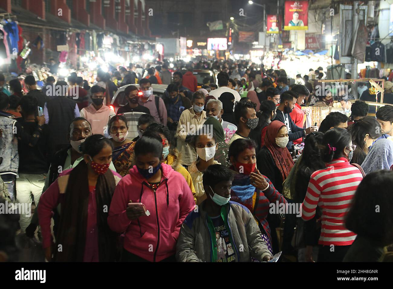 Kolkata, India. 20th Jan 2022. Uno sguardo di un nuovo mercato affollato a Kolkata, India, il 20 gennaio 2022, in mezzo a un improvviso picco di variante Omicron Covid-19 nel paese. (Foto di Dipa Chakraborty/Pacific Press/Sipa USA) Credit: Sipa USA/Alamy Live News Foto Stock