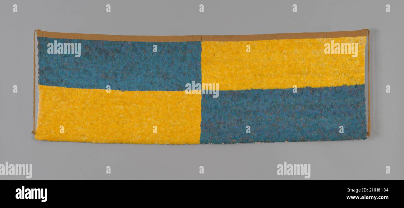 600–900 Wari la scoperta di un antico luogo di sepoltura o cerimoniale nella regione del Upriver della Valle di Churunga, nell'estremo sud del Perù, ha ricevuto poca attenzione nel turbolento mondo del 1943. Decenni più tardi, ci vorrebbero due generazioni di studiosi andini a pezzi dolorosamente insieme la storia rompicapo di questa scoperta, che includeva il più grande e più spettacolare ritrovamento di lavoro di piuma peruviana di Precolumbian a date.Protected dal decadimento essendo arrotolato, messo in vasi di ceramica grandi, e sepolto nel terreno arido, la cache includeva circa novantasei pannelli, ciascuno d Foto Stock