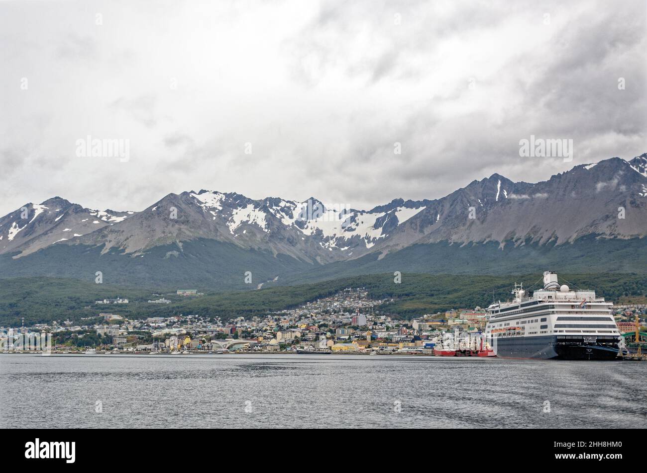 Nave da crociera MS Zaandam nel porto di Ushuaia, Tierra del Fuego, Patagonia, Argentina. Il porto argentino meridionale fornisce attracco per un gran numero di cr Foto Stock