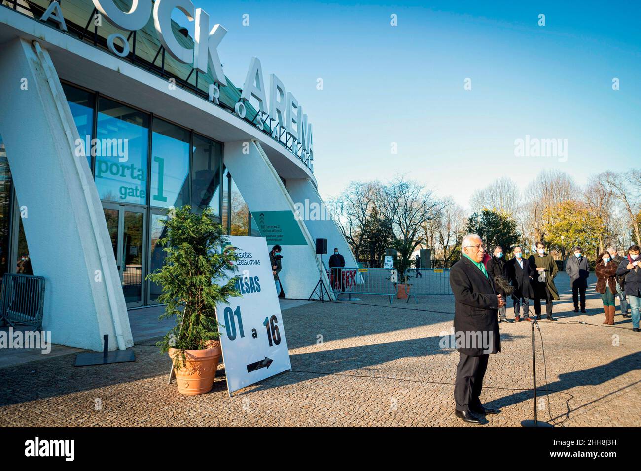 Porto, Portogallo. 23rd Jan 2022. António Costa, primo ministro del Portogallo, parla ai media durante il voto mobile anticipato per le elezioni legislative alla Super Bock Arena di Porto. Credit: SOPA Images Limited/Alamy Live News Foto Stock