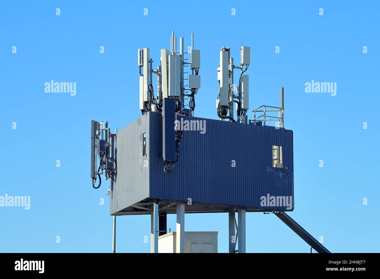 Stazione base di telefonia mobile con cluster di ripetitori cellulari, Melbourne, Australia. Foto Stock