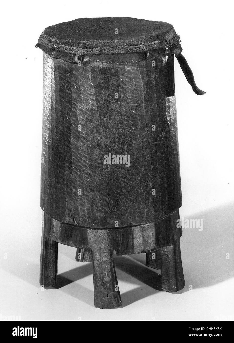 Tamburo 19th secolo probabilmente Poto persone. Drum. Probabilmente Poto persone. 19th secolo. Rattan, legno, chiodo, pelle. Repubblica democratica del Congo. Tamburo Membranophone a testa singola/conico Foto Stock