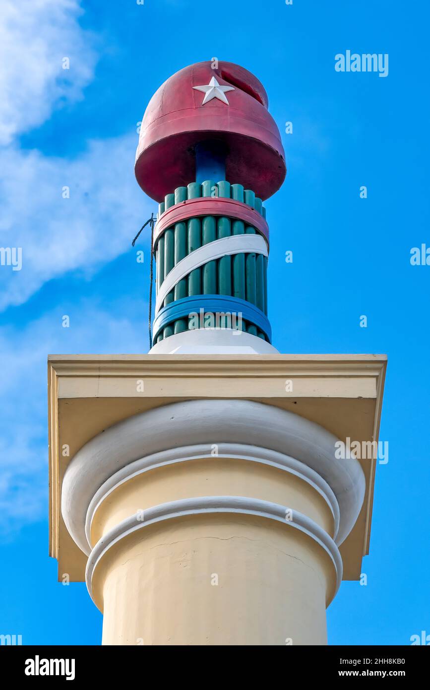 Cappellino frigio o berretto liberty che decorano la parte superiore del Monumento a Jose Marti nella Plaza de Marte. Il luogo famoso è un'attrazione turistica. Foto Stock
