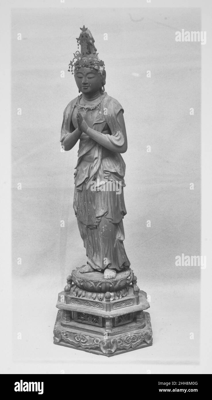 Il custode Bodhisattva Seishi fine 12th–13th secolo Giappone Amida Nyorai (sanscrito: Amitabha Tathagata), il Buddha di luce illimitata, siede su un piedistallo di loto al centro dell'altare. Le sue mani formano un mudra di meditazione. Il suo sguardo benevolo, diretto verso il devoto sottostante, è simbolico della sua sconfinata compassione. Amida è affiancato dal suo assistente bodhisattvas (ky?ji ), Kannon (Sanscrito: Avalokiteshvara) a destra, e Seishi (Sanscrito: Mahasthamaprapta) a sinistra, ed è scortato da esseri celesti volanti. Questa configurazione scultorea, conosciuta come Triade Amida, o Amida-sanzon in Japane Foto Stock