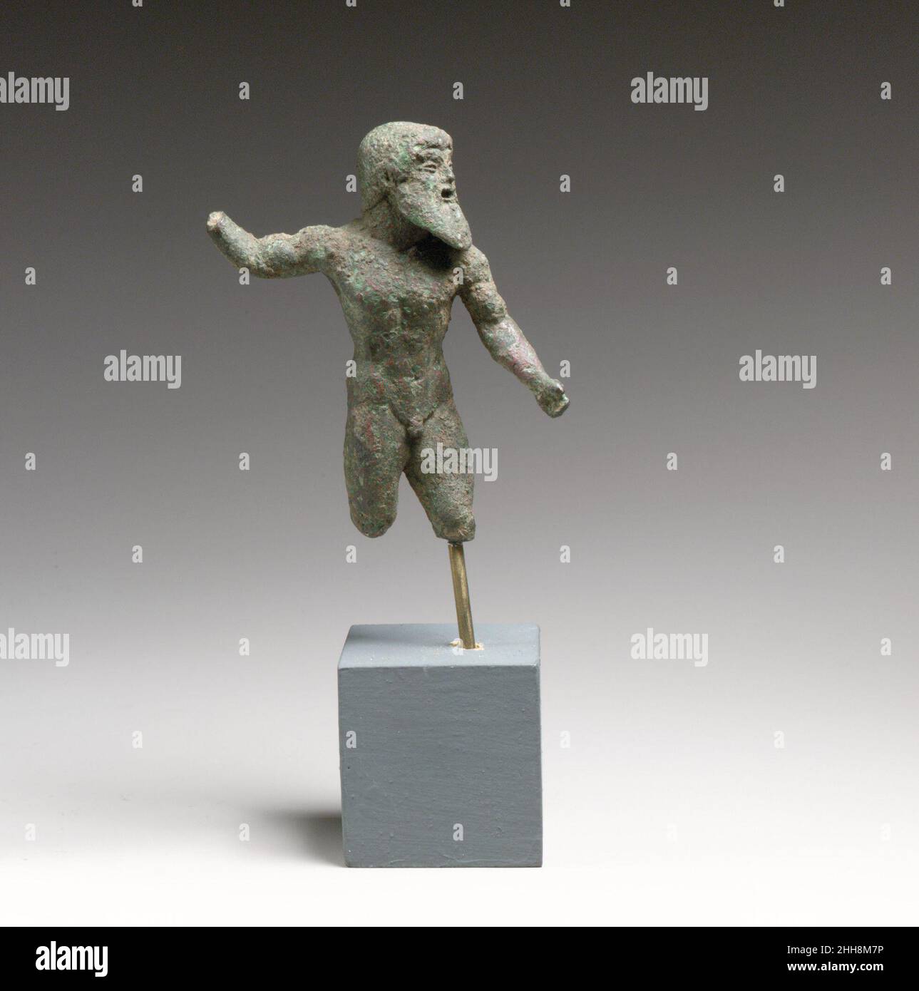 Bronzo statuetta di Zeus o Poseidone primi del 5th secolo a.C. greco questa figura maturo barbuto deve rappresentare o Zeus, il dio del cielo e governatore delle divinità olimpiche, o suo fratello Poseidone, che controllava i mari. L'identità sarebbe stata chiara dall'attributo originariamente tenuto nella mano destra. L'arma di Zeus era la thunderbolt, e un santuario per lui è stato stabilito ovunque l'fulmine colpito. Poseidon ha teso un tridente, la lancia a tre punte che i pescatori usavano per catturare il tonno enorme. Statuette di bronzo di Zeus o Poseidone 251078 greco, statuette di bronzo di Zeus o po Foto Stock